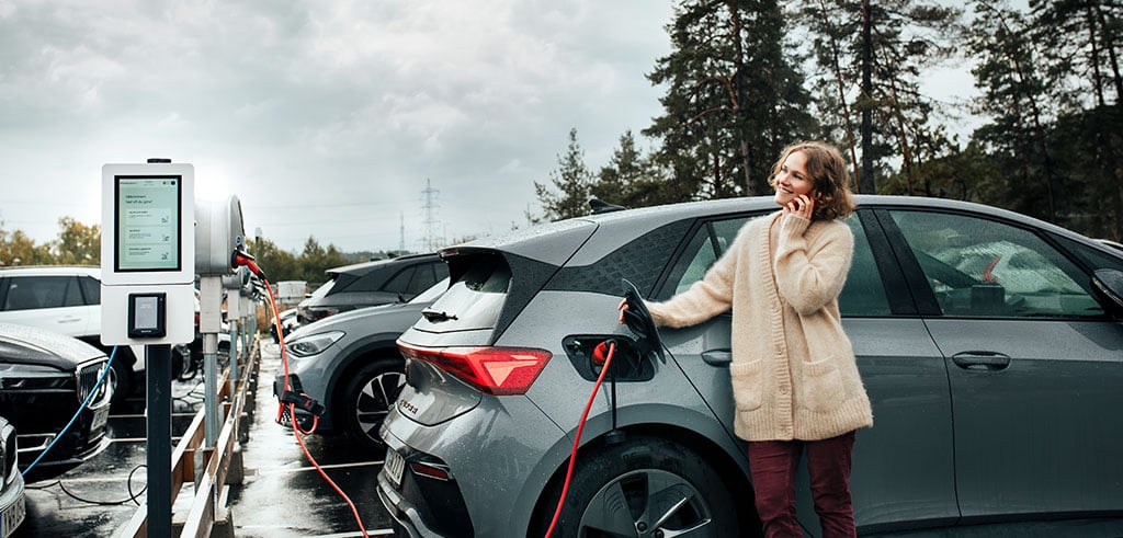 Payment unit enables parking and charging payment with credit card
